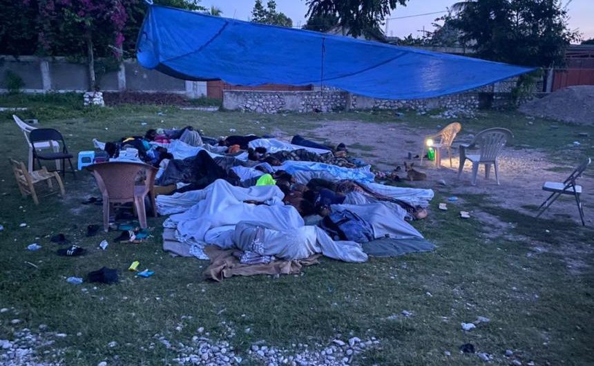 La nuit sous la pluie pour des survivants du séisme dans le Grand Sud