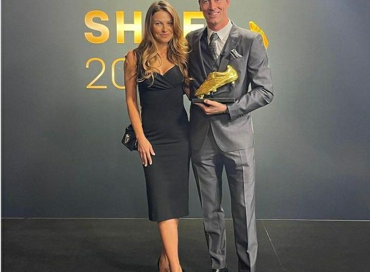 Robert Lewandowski reçoit le prix soulier d’or 2021