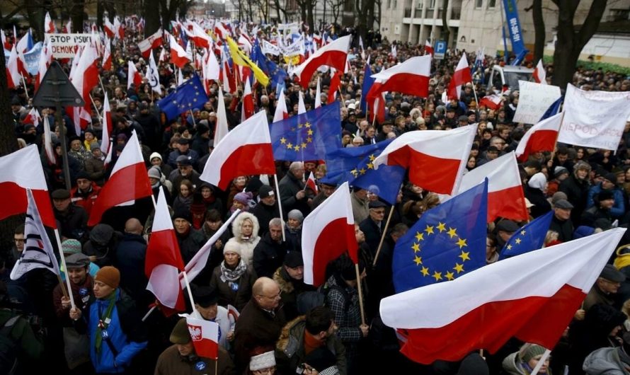 Des dizaines de milliers de Polonais manifestent dans la rue pour le maintien du pays dans l’UE