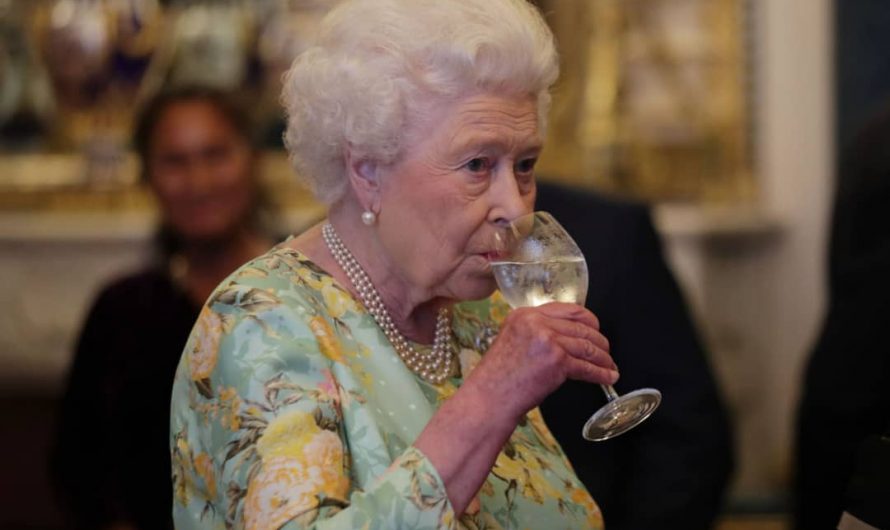 Les médecins de la reine Elizabeth II, lui ont interdit de continuer de boire d’alcool