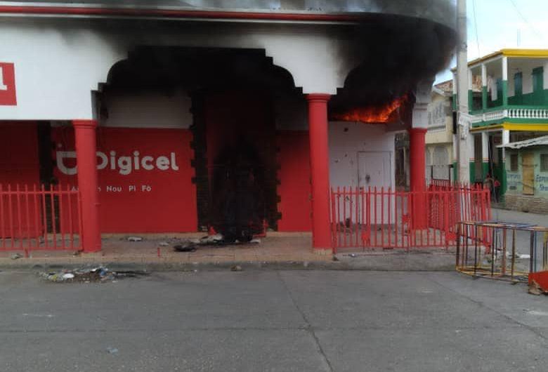 Jérémie: Le Bureau central de la Digicel incendié en partie