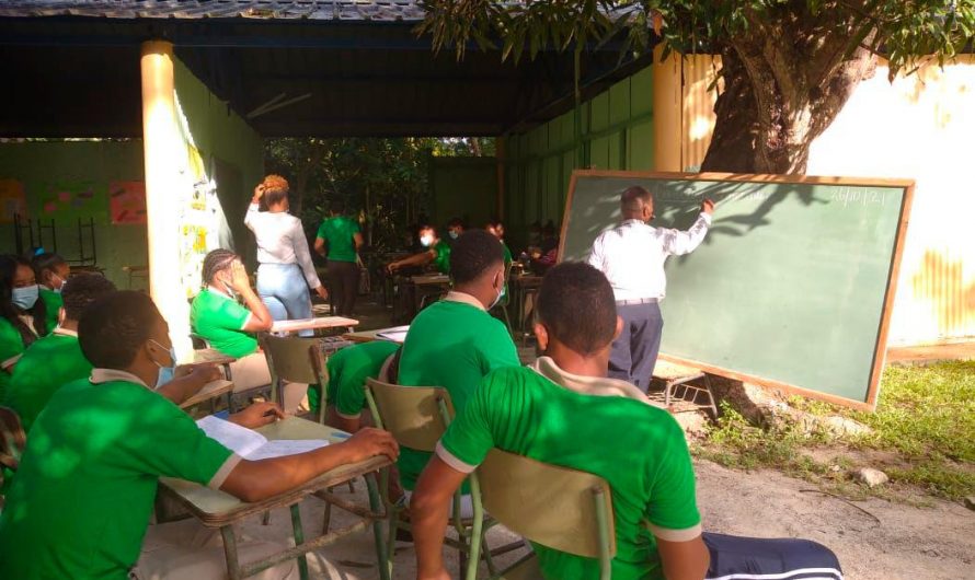 En République dominicaine, des lycéens s’indignent pour avoir suivi des cours sous une tonnelle