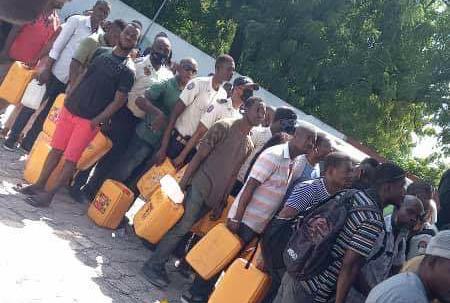 Haïti: Les files d’attente dans les pompes à essence interdites aux policiers en uniforme