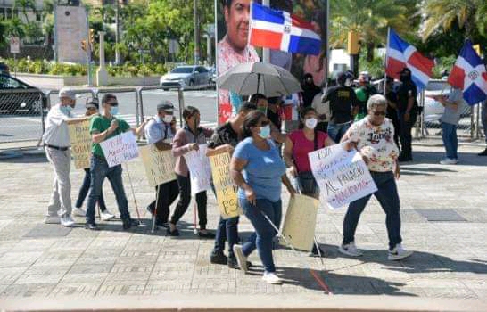 En République Dominicaine, des enseignants et des étudiants aveugles manifestent devant le palais national pour retard de salaire