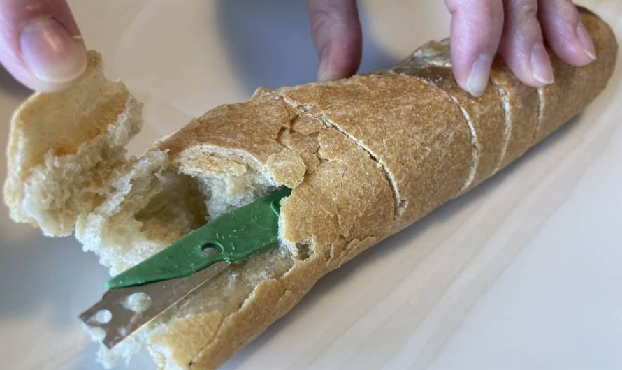 Une lame tranchante retrouvée dans une baguette de pain : l’effarante découverte d’une mère de famille