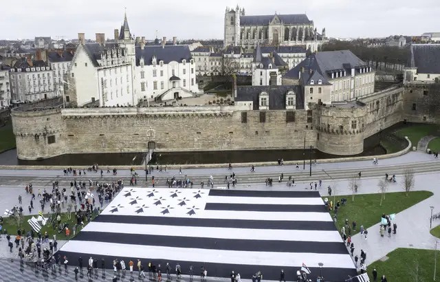 Le plus grand drapeau au monde se déploie