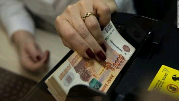 La Russie fait face à un effondrement financier alors que les sanctions frappent son économie