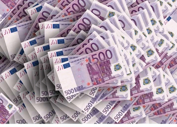 Allemagne: un homme trouve 150 000 euros et les remet à la police.