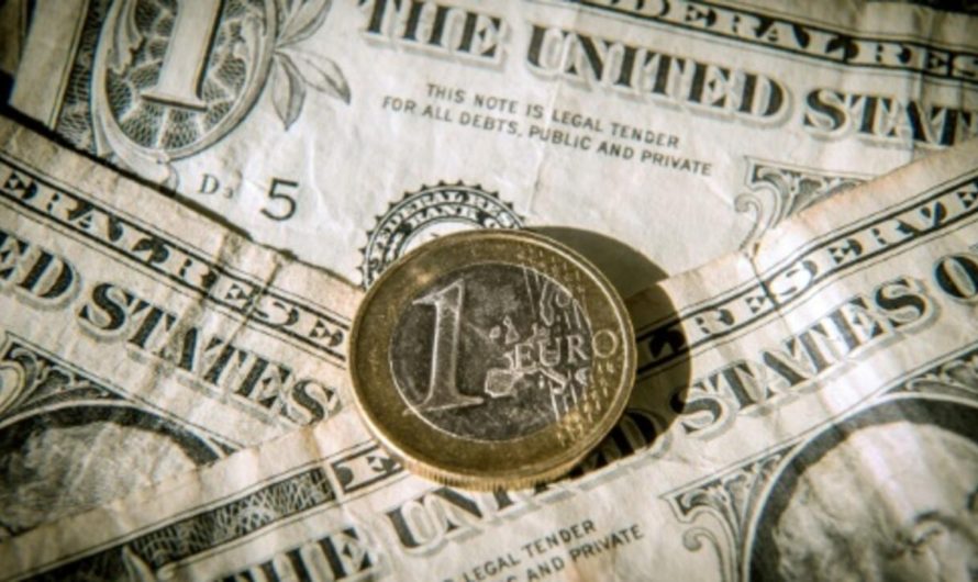 L’euro vaut moins d’un dollar, une première depuis fin 2002