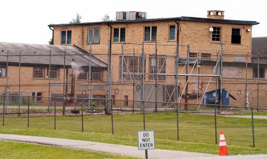 Une femme transgenre incarcérée dans une prison pour femmes du New Jersey a été transférée dans un autre établissement après avoir enceinté deux (2) détenues